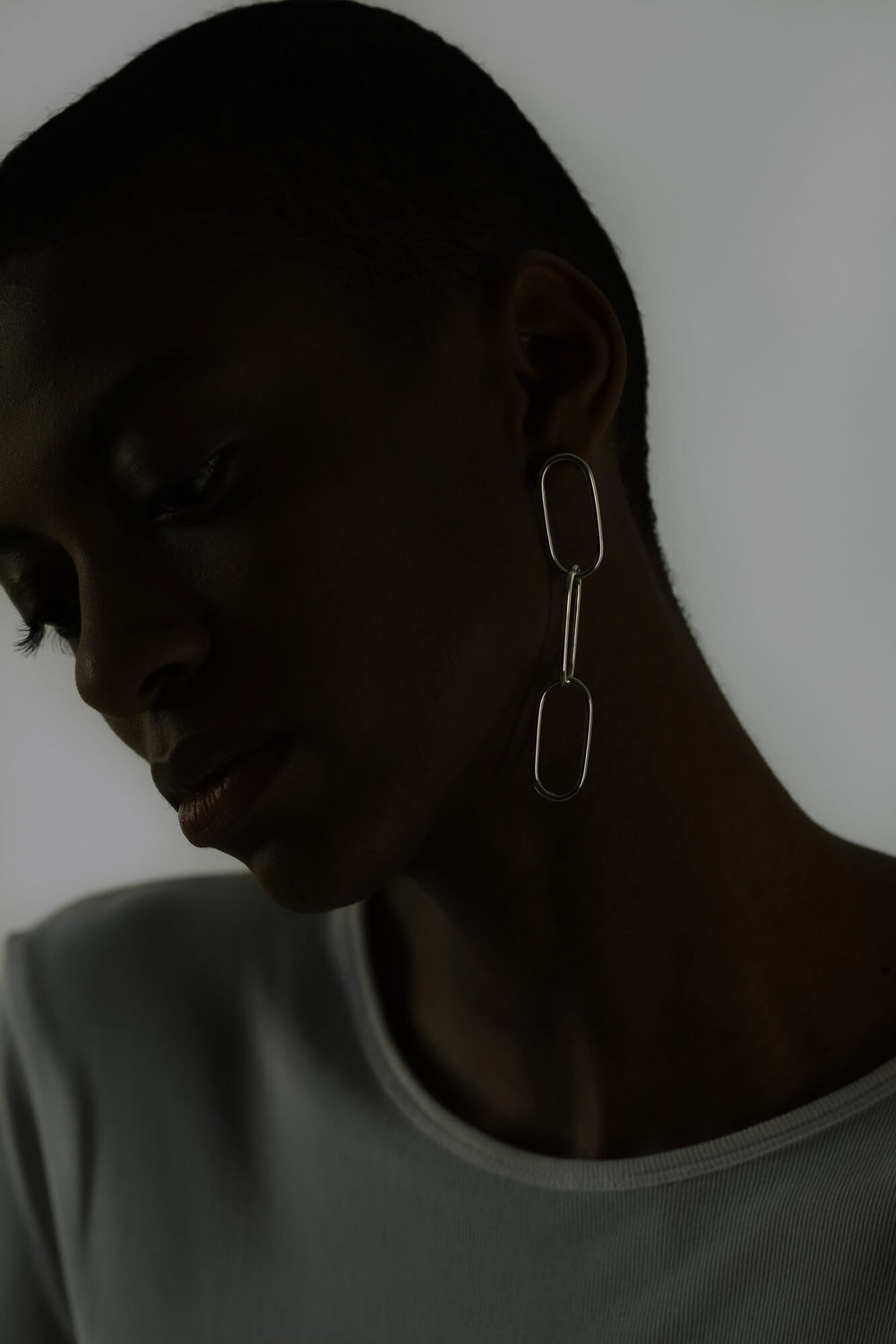 Dangling statement earring made from bold link chains. Fine jewelry handmade in Berlin.