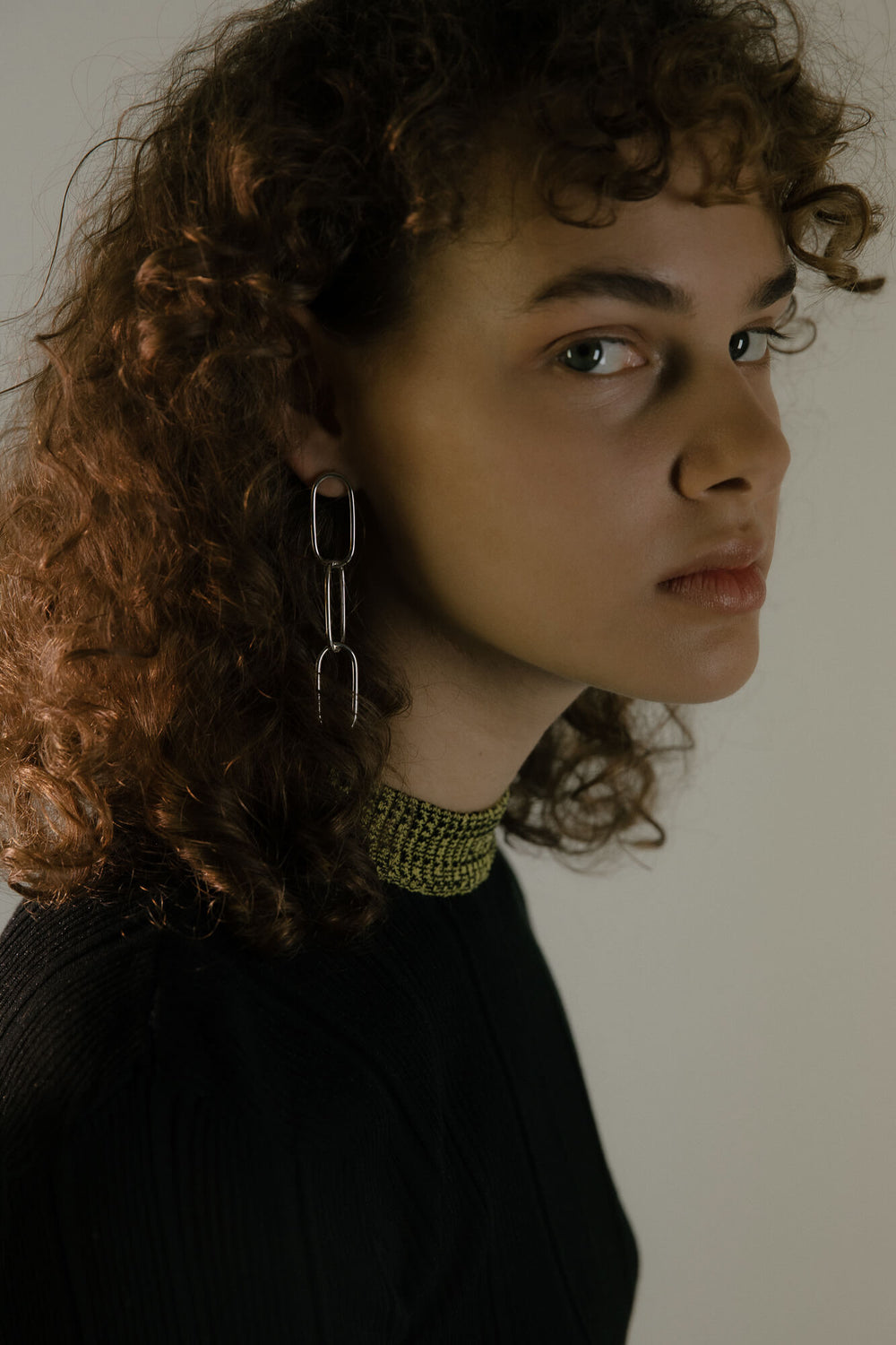 Dangling statement earring made from bold link chains. Fine jewelry handmade in Berlin.