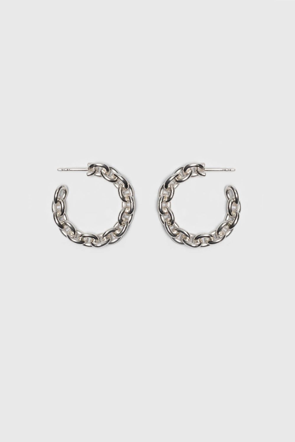 Link chain earrings with a high gloss finish. Fine jewelry handmade in Berlin.