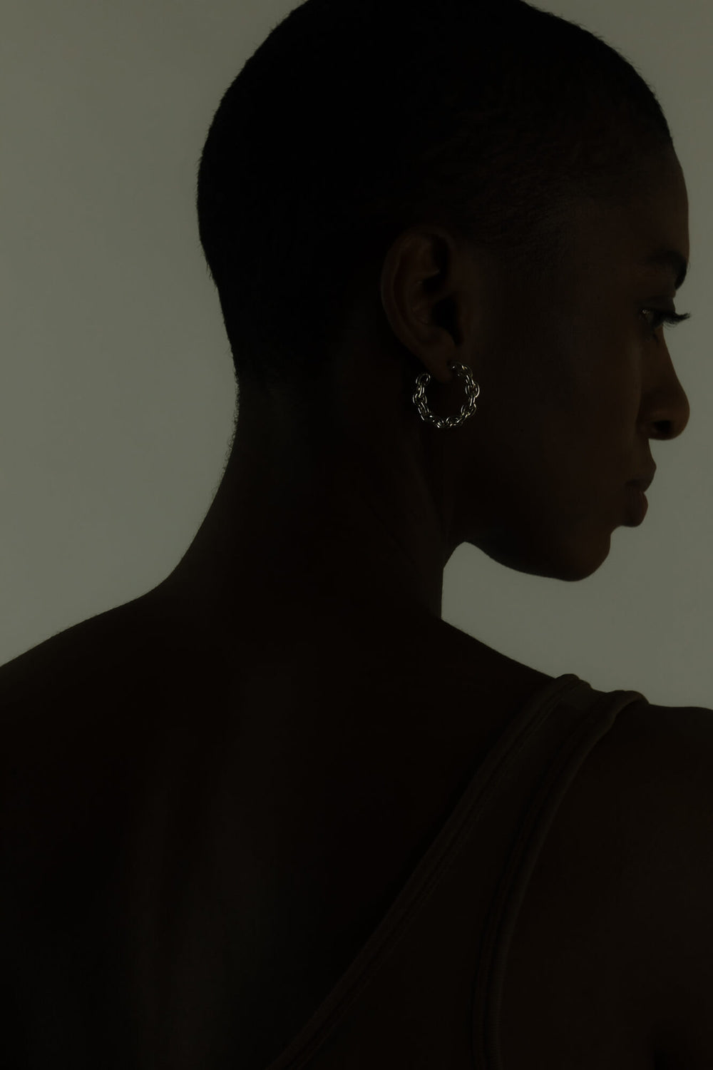 Link chain earring with a high gloss finish. Fine jewelry handmade in Berlin.
