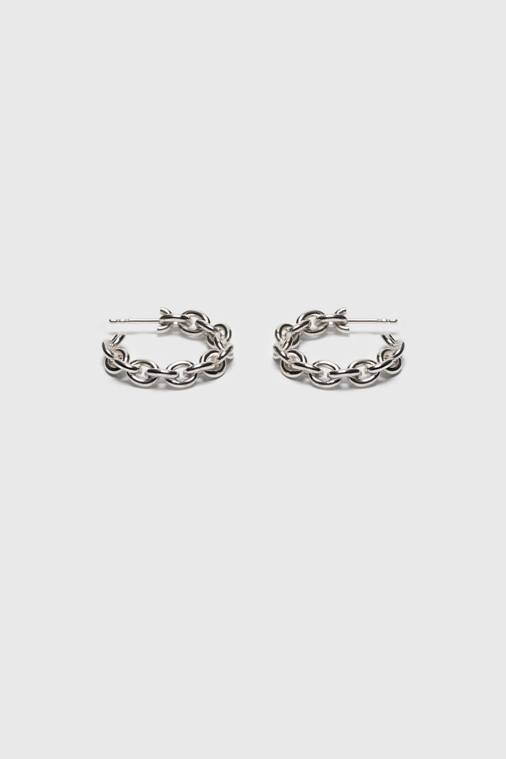 Link chain earrings with a high gloss finish. Fine jewelry handmade in Berlin.